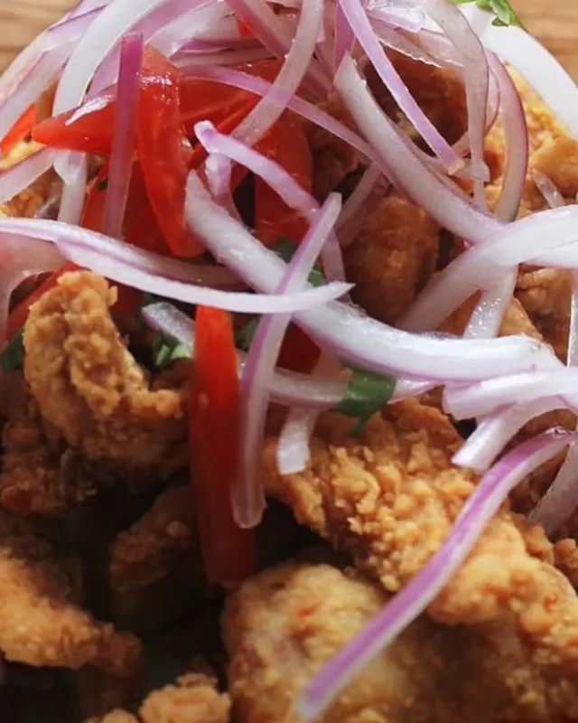 Jalea mixta con salsa criolla de cebolla y tomate