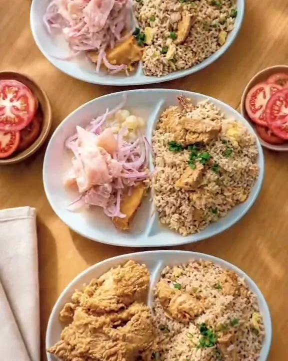 Tres combinados en la mesa, con ceviche, chaufa y chicharrón