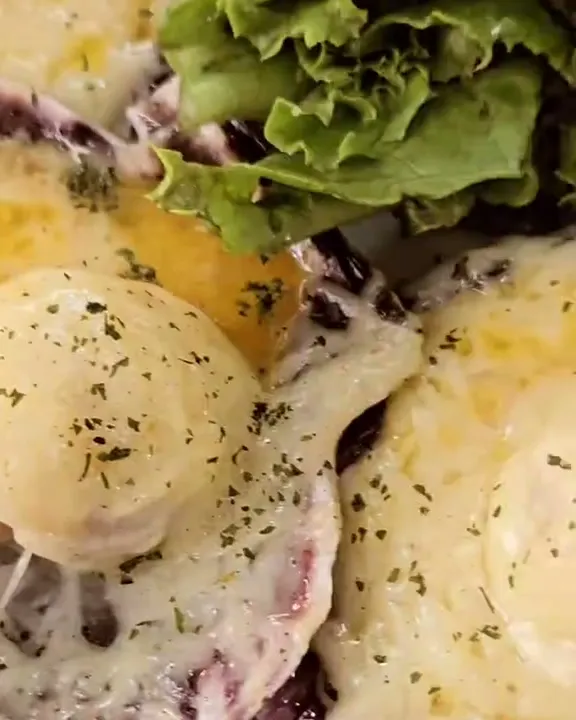 Conchas gratinadas con queso parmesano